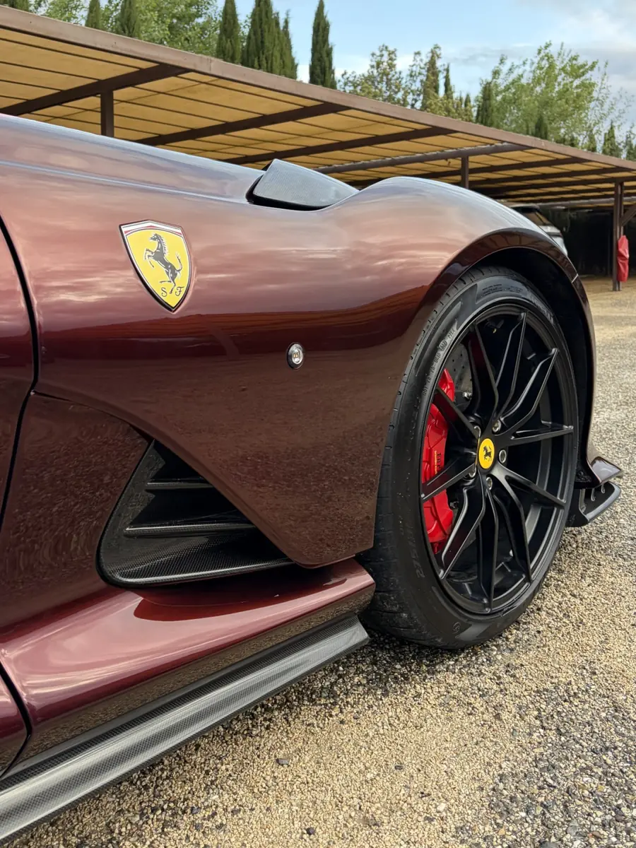 Aile avant de la Ferrari après le nettoyage, carrosserie nette