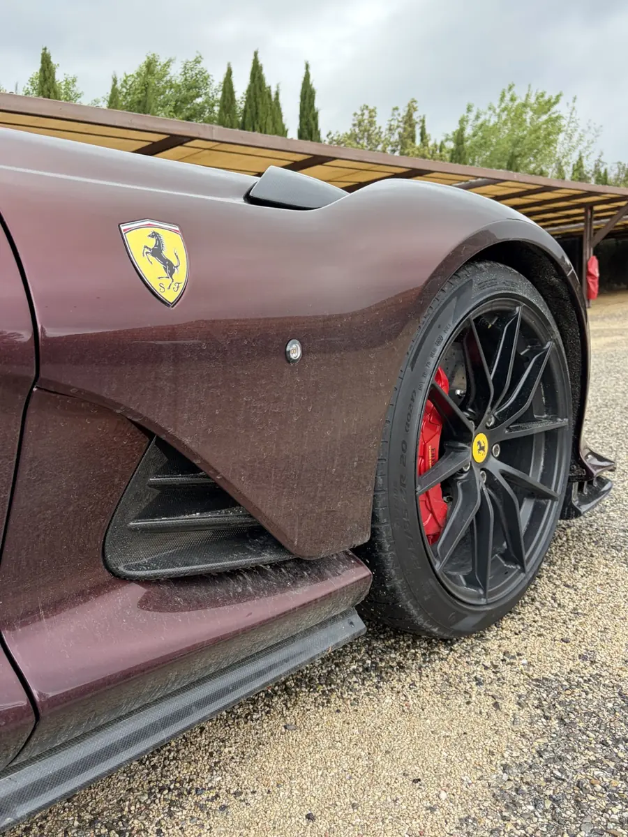 Aile avant de la Ferrari avant le nettoyage, couverte de poussière