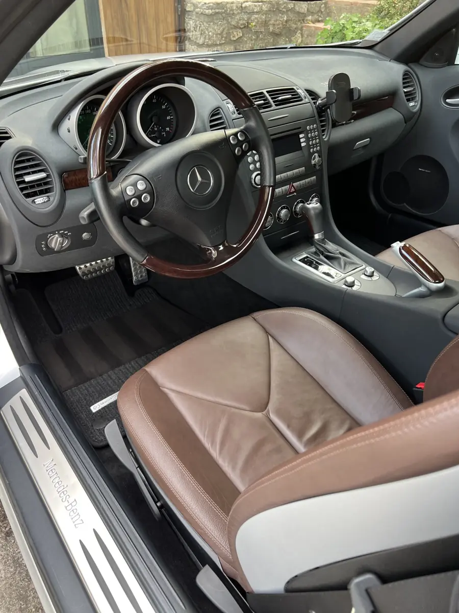 Siège cuir et tapis de la Mercedes SLK après le nettoyage