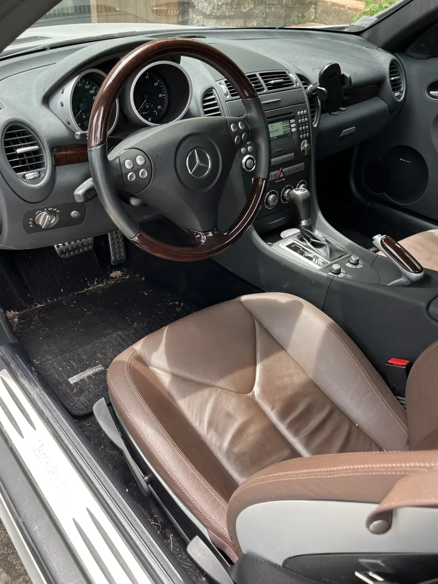 Siège cuir et tapis de la Mercedes SLK avant le nettoyage, poussière et débris
