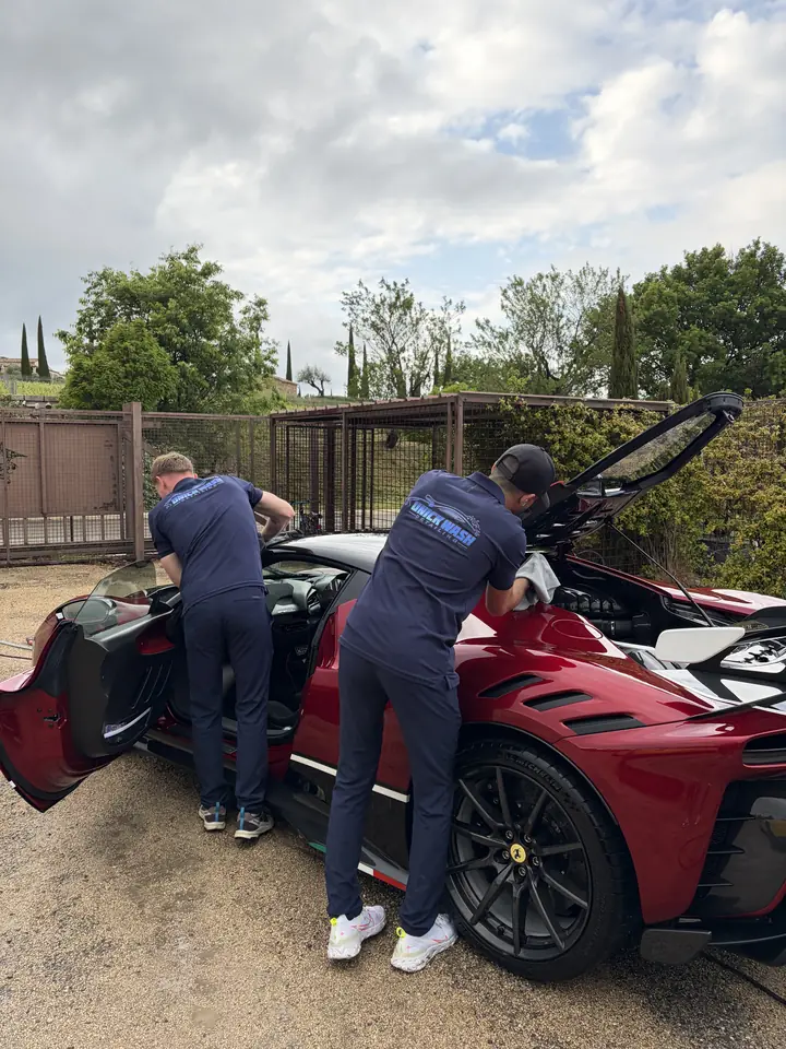 Deux membres de l'équipe Unick Wash sur une Ferrari SF90 XX rouge