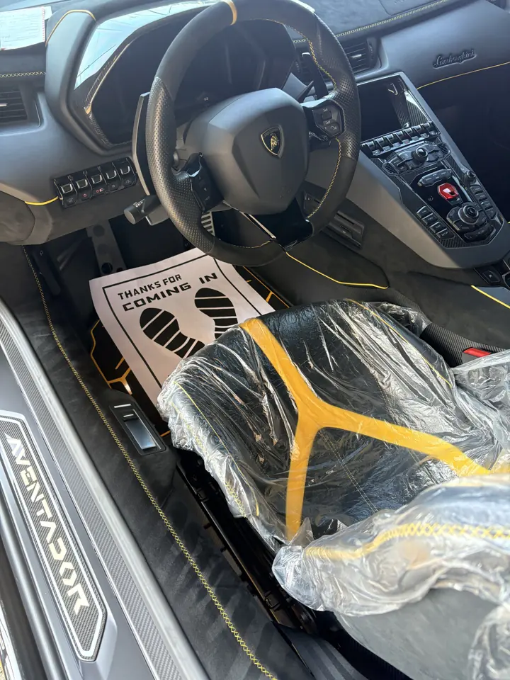 Intérieur d'une Lamborghini Aventador SVJ : volant alcantara, console centrale et siège baquet
