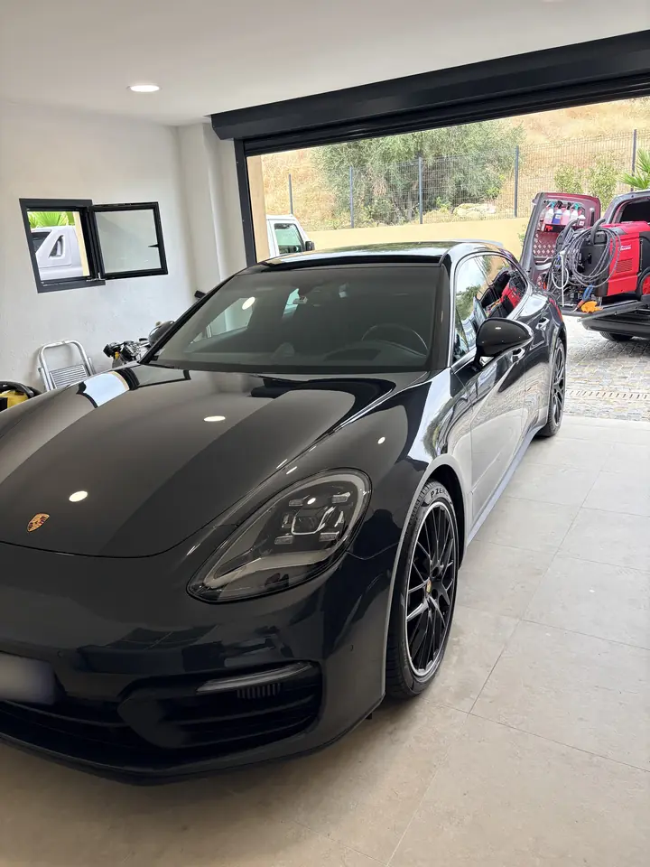 Porsche Panamera noire dans un garage