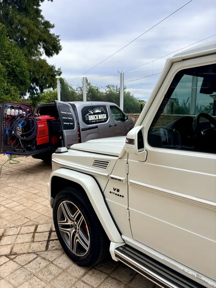 Mercedes G63 blanc et camion atelier Unick Wash