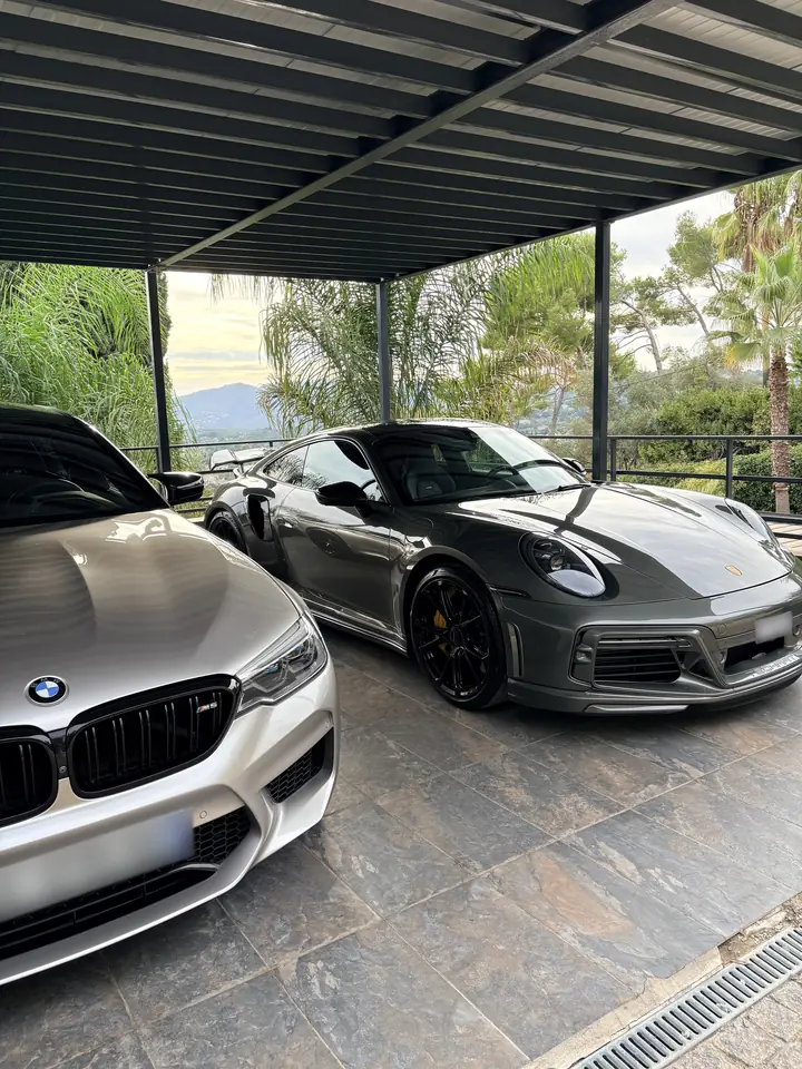 Porsche 911 Turbo S et BMW M5 sous un carport
